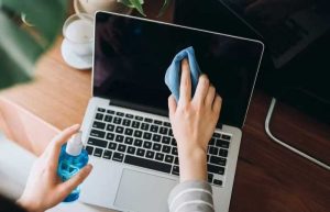 چگونه صفحه نمایش مک بوک خود را تمیز کنیم؟